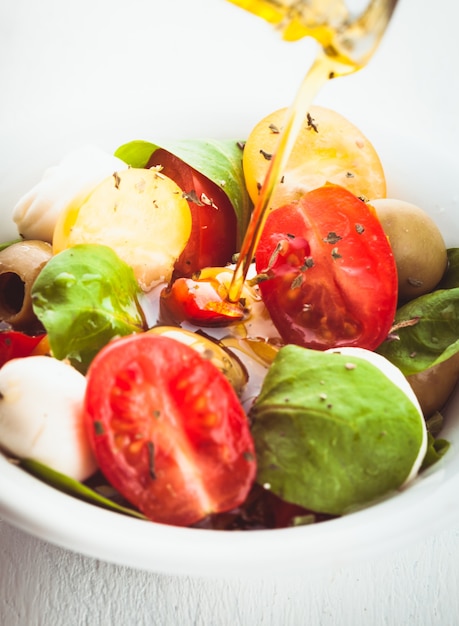 Frischer Salat mit Tomaten, Mozzarella und Olivenöl