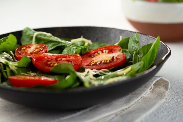 Frischer Salat mit Tomaten Rucola und geriebenem Käse