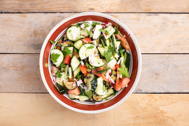 Frischer Salat mit Tomaten und Gurken. Bunter gemischter Salat