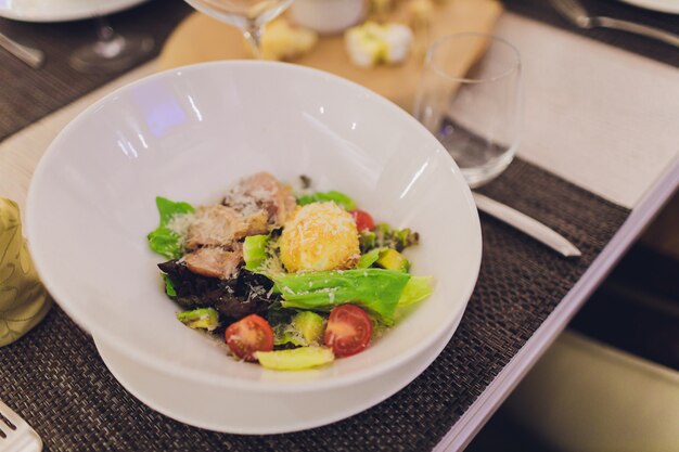 Frischer Salat mit Tomaten und Gurken. Grün.