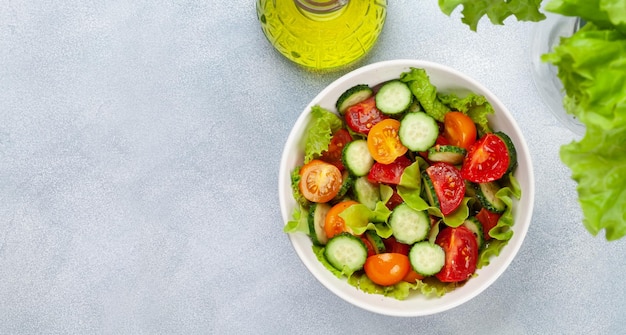 Frischer Salat mit Tomaten und Gurken