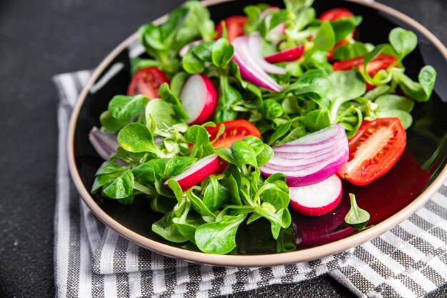 Frischer Salat, Tomaten, Rettich, Zwiebeln, Mache-Salat, grüne Blätter, Gemüsesnack, gesunde Mahlzeit