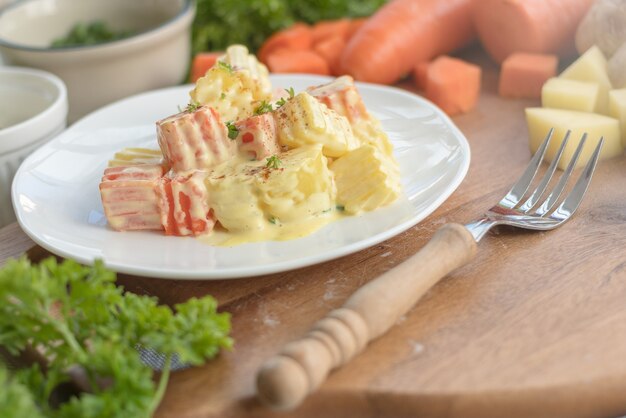 Frischer Salat von Kartoffeln mit Karotte mit Gemüse