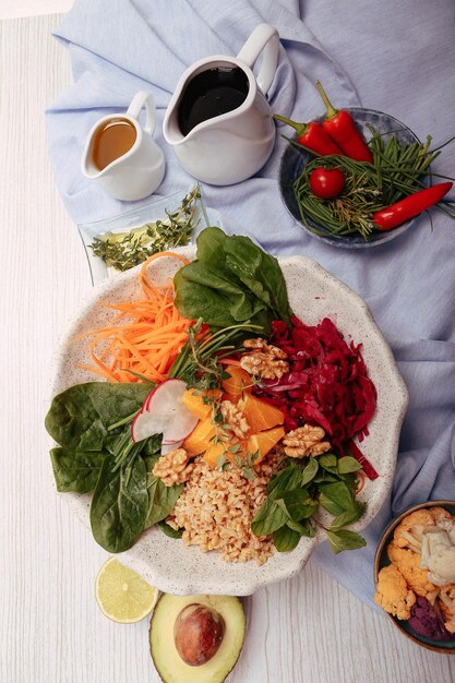 Frischer Salatteller mit gemischtem Grün