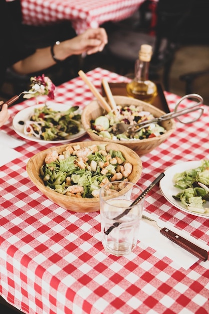 Frischer Salatteller mit gemischtem Grün