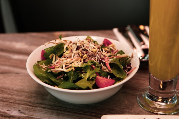 Frischer Salatteller mit gemischtem Grün