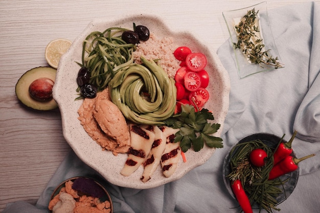 Frischer Salatteller mit gemischtem Grün