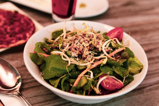 Frischer Salatteller mit gemischten Grüns