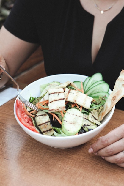 Frischer Salatteller mit gemischten Grüns