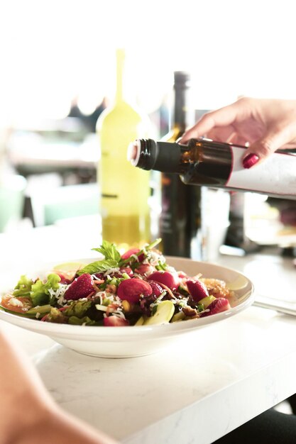 Frischer Salatteller mit gemischten Grüns