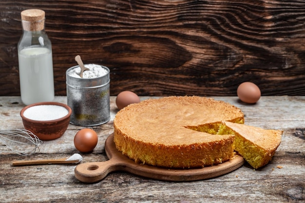 Frischer Schwammkuchenkeks auf Holzhintergrund Bäckerei Hintergrund Konzept Banner Menü Rezept Platz für Text Draufsicht