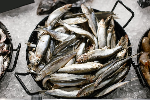 Frischer Schwarzmeerfisch bereit, auf der Fischertheke zu verkaufen