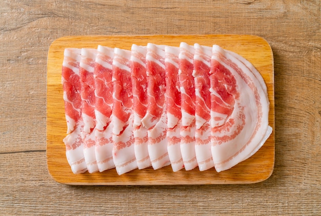 frischer Schweinebauch in Scheiben geschnitten