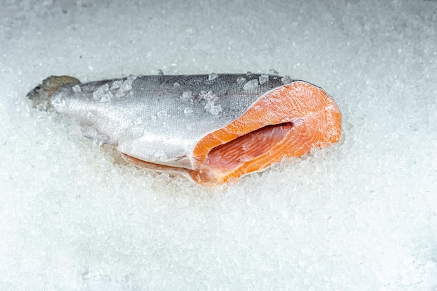 frischer seeozeanroter fisch wird in stücke geschnitten, liegt auf eis, ohne kopf, kirsche, zitronenscheiben u