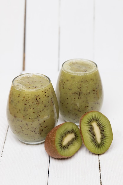 Frischer selbst gemachter Saft der Kiwi