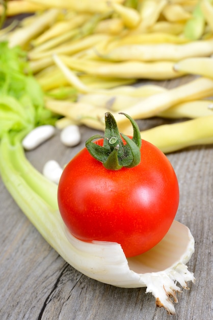 Foto frischer sellerie, weiße bohnen und kleine tomaten