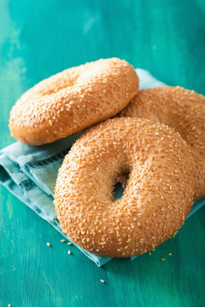 Frischer Sesambagel zum Frühstück