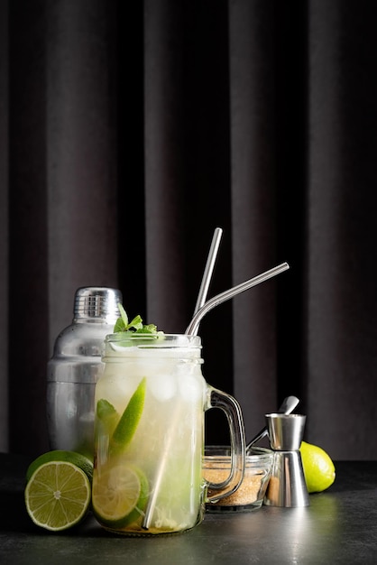 Frischer Sommer-Caipirinha-Cocktail auf schwarzem Vorhanghintergrund