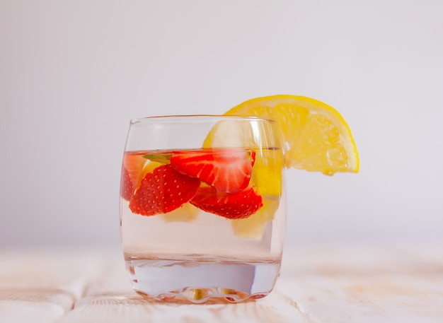 Frischer Sommercocktail aus Erdbeer- und Zitronennahaufnahme. ein Glas hausgemachtes Erfrischungsgetränk