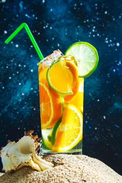 Frischer Sommercocktail mit Limette und Orangen