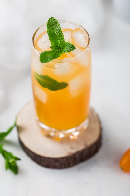 Frischer Sommercocktail mit Orangensaft und Eiswürfeln. Glas Orangensoda trinken