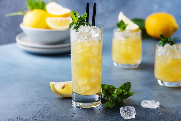 Frischer Sommercocktail mit Zitronen