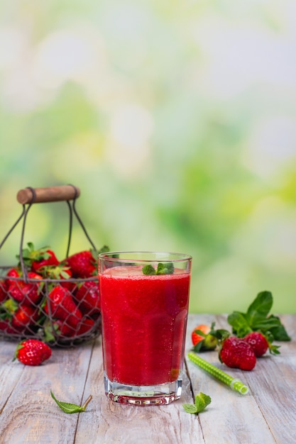 Frischer Sommererdbeeresmoothie