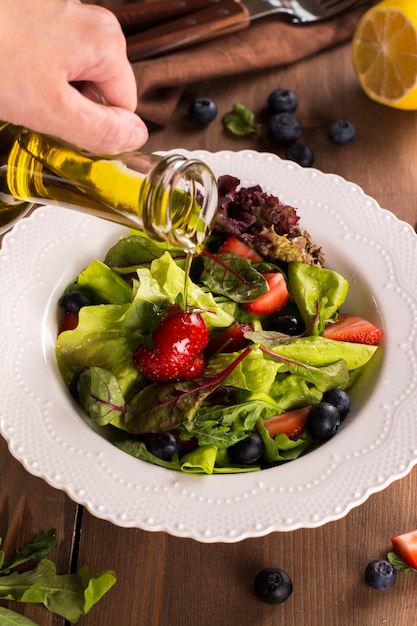 Frischer Sommersalat mit Beeren und grünen Blättern