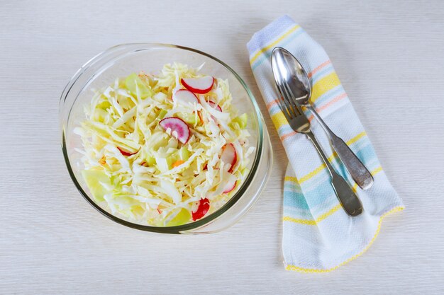 Frischer Sommersalat mit Kohl, Karotten und Grüns.