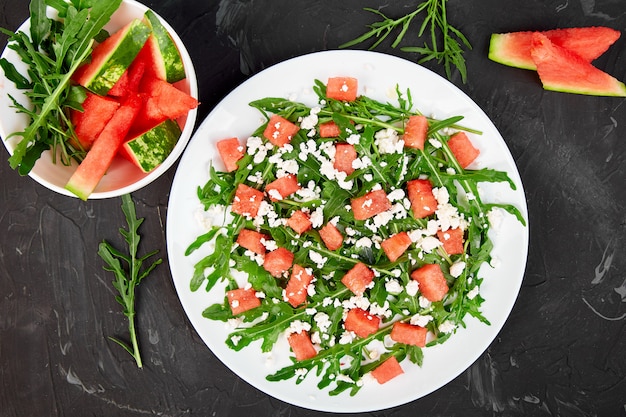 Frischer Sommerwassermelonensalat mit Feta und Arugula