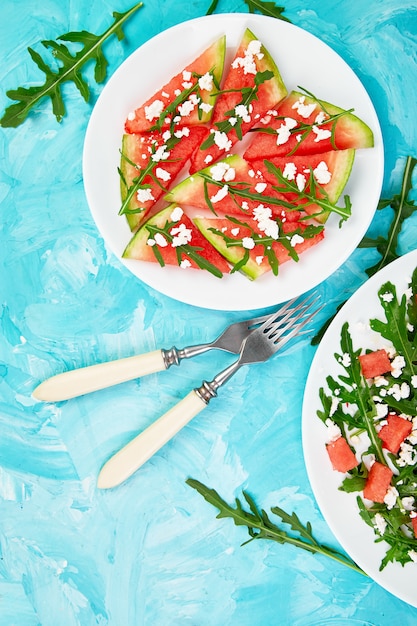 Frischer Sommerwassermelonensalat mit Feta und Arugula