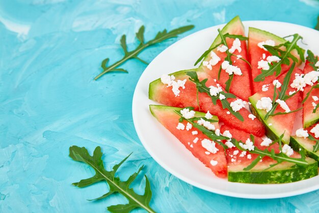 Frischer Sommerwassermelonensalat mit Feta und Arugula