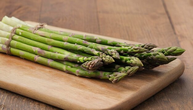 Frischer Spargel auf einem grünen Schneidbrett