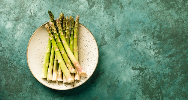 Frischer Spargel auf einem weißen Teller