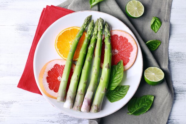 Frischer Spargel auf Plattennahaufnahme