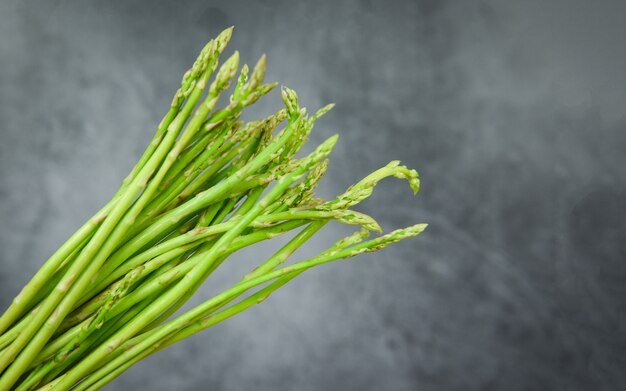 Frischer Spargel auf schwarzem Hintergrund