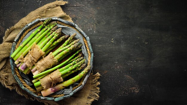 Frischer Spargel in einer Holzkiste Gesundes Essen Draufsicht Freier Platz für Ihren Text