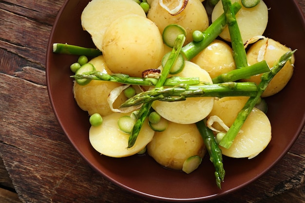 Frischer Spargel mit Kartoffeln auf dem Teller