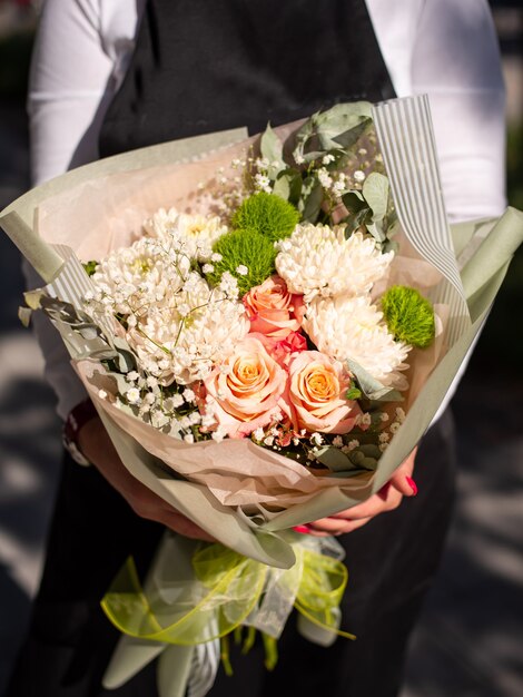 Frischer Strauß bunter Mischblumen. Europäisches Blumenladenkonzept. Blumenlieferung