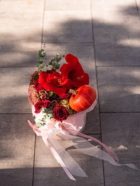 Frischer Strauß bunter Mischblumen. Europäisches Blumenladenkonzept. Blumenlieferung