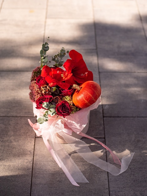 Frischer Strauß bunter Mischblumen. Europäisches Blumenladenkonzept. Blumenlieferung