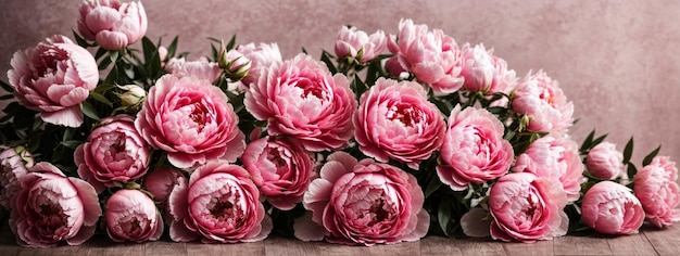 Frischer Strauß rosa Pfingstrosen und Rosen mit Kopierraum