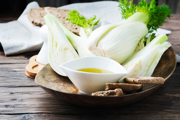 Frischer süßer Fenchel und Olivenöl