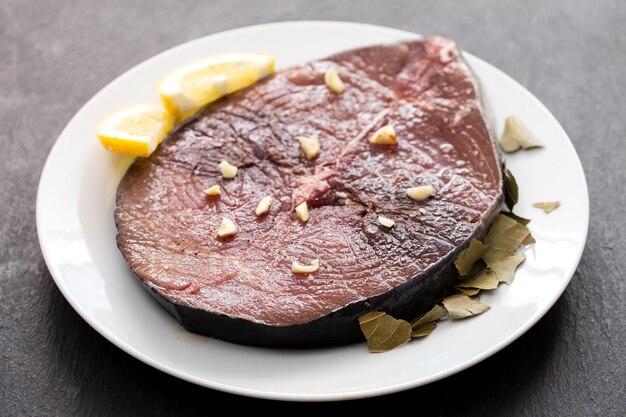 Frischer Thunfisch mit Zitrone auf weißem Teller