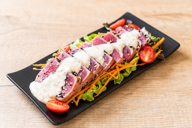 frischer Thunfisch roh mit Gemüsesalat und Sauce