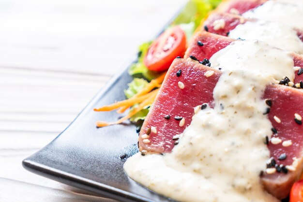 frischer Thunfisch roh mit Gemüsesalat und Sauce