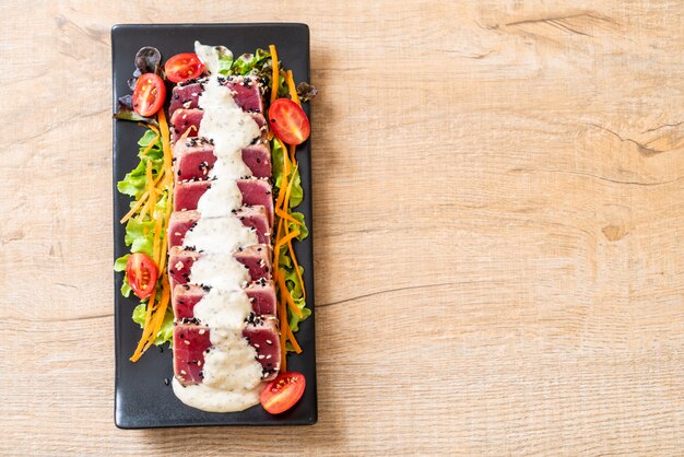 frischer Thunfisch roh mit Gemüsesalat und Sauce