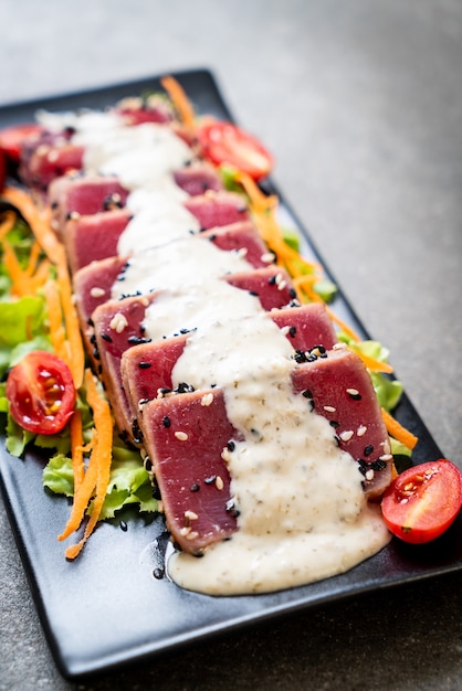 frischer Thunfisch roh mit Gemüsesalat und Sauce