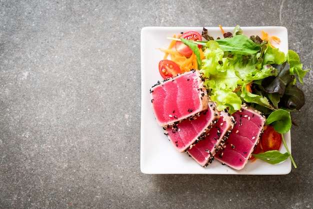 frischer Thunfisch roh mit Gemüsesalat