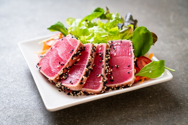 frischer Thunfisch roh mit Gemüsesalat